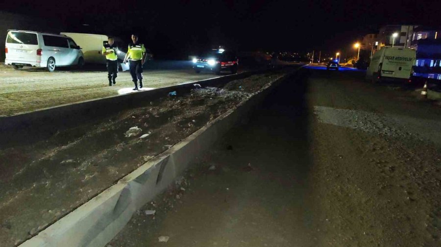 Antalya’da Kontrolden Çıkan Otomobil Refüje Çarptı: 1 Yaralı