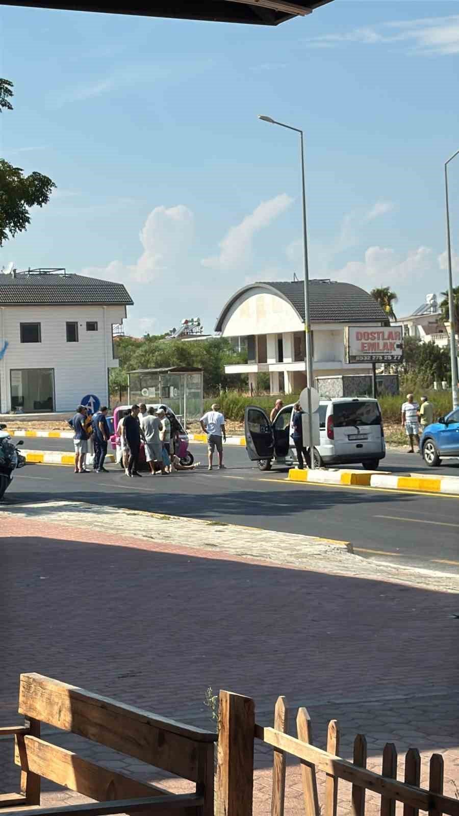 Antalya’da Hafif Ticari Araçla Çarpışan 3 Tekerlekli Motosikletin Sürücüsü Yaralandı