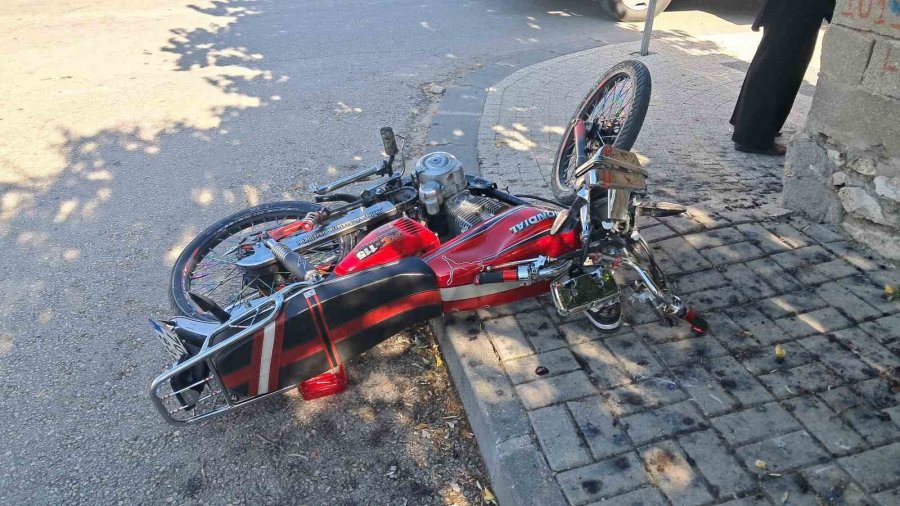Karaman’da Hafif Ticari Araçla Motosiklet Çarpıştı: 1 Yaralı