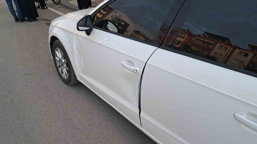 Karaman’da Otomobilin Kapısına Çarpan Motosiklet Devrildi: 2 Yaralı