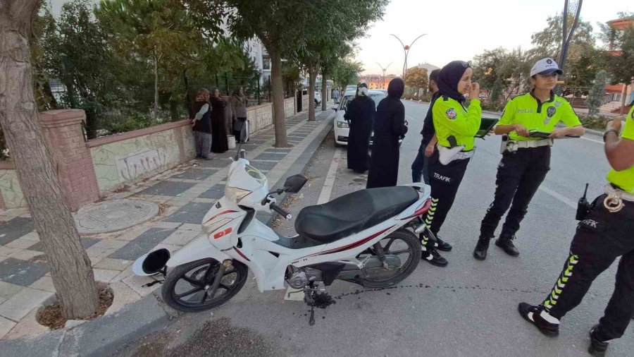 Karaman’da Otomobilin Kapısına Çarpan Motosiklet Devrildi: 2 Yaralı