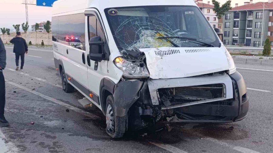 Karaman’da Servis Minibüsleri Çarpıştı: 1 Yaralı