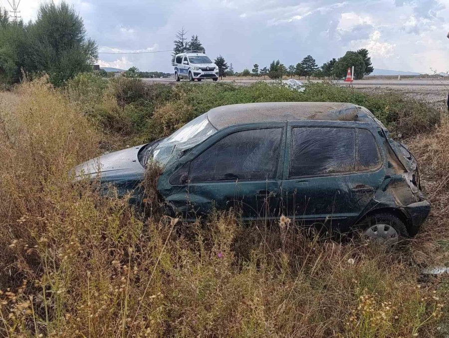 Kaygan Yolda Kontrolden Çıkan Otomobil Şarampole Devrildi: 1 Yaralı