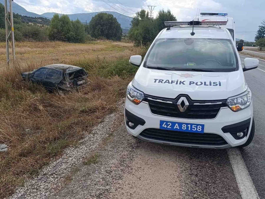 Kaygan Yolda Kontrolden Çıkan Otomobil Şarampole Devrildi: 1 Yaralı