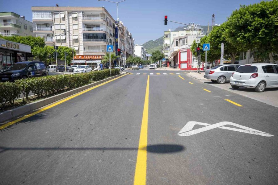 Anamur’da 3 Cadde Sıcak Asfaltla Yenilendi