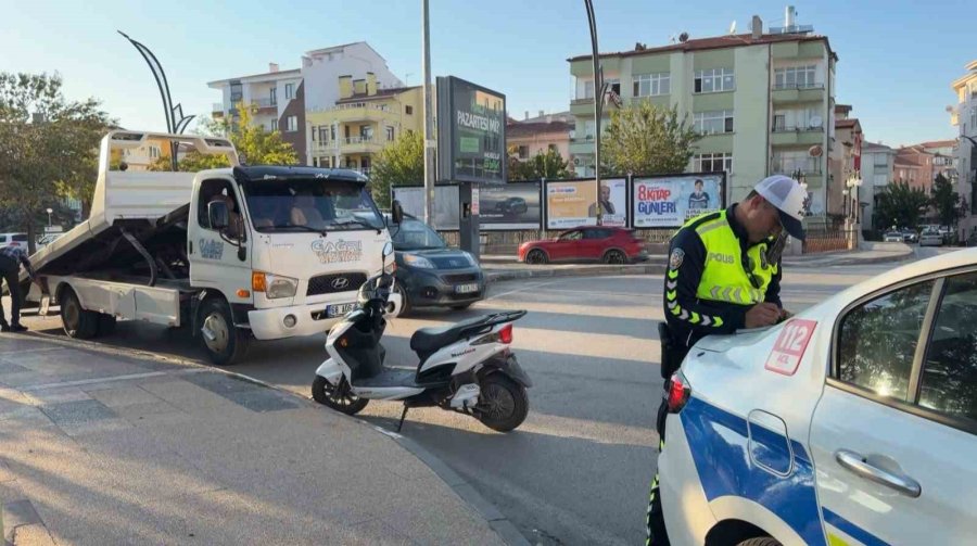 Plakasız Motosiklete Bindi, 46 Bin Lira Ceza Yiyip Motor Ve Ehliyetinden Oldu
