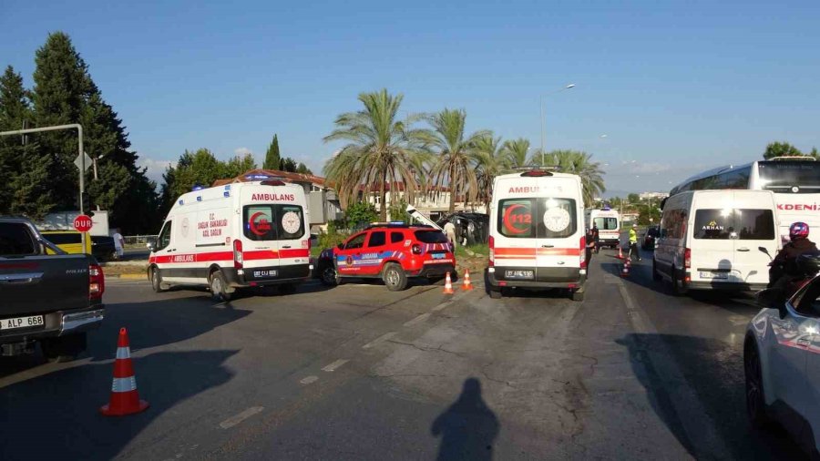 Antalya’da Tur Minibüsü, Kamyonet Ve Otomobille Çarpıştı: 15 Yaralı