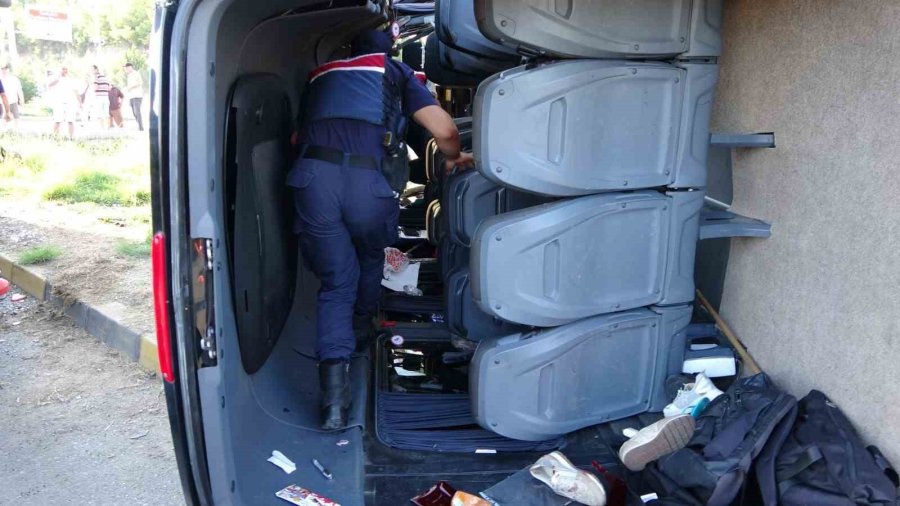 Antalya’da Tur Minibüsü, Kamyonet Ve Otomobille Çarpıştı: 15 Yaralı
