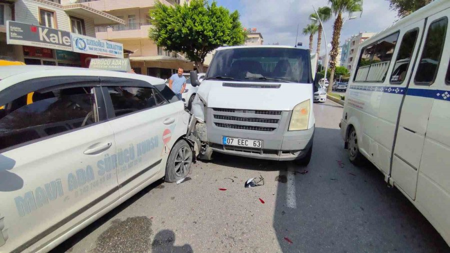 Direksiyon Eğitimi Alan Kursiyerin Ani Freni Kazayı Beraberinde Getirdi