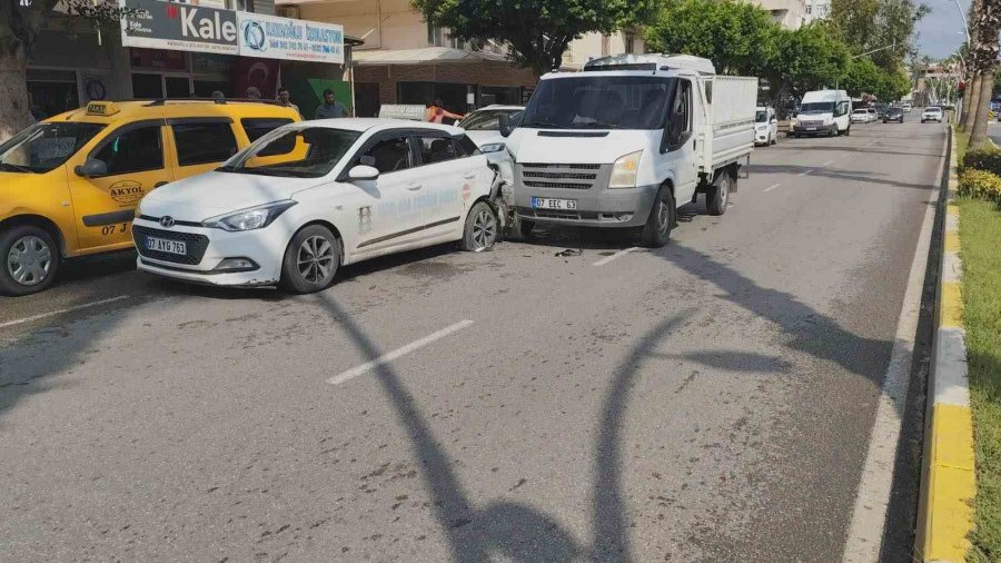 Direksiyon Eğitimi Alan Kursiyerin Ani Freni Kazayı Beraberinde Getirdi
