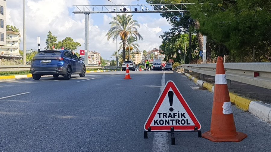 Cinayetten Aranan Şahıs Ölen Kişiye Ait Ehliyetle Otel Servis Şoförlüğü Yaparken Yakalandı