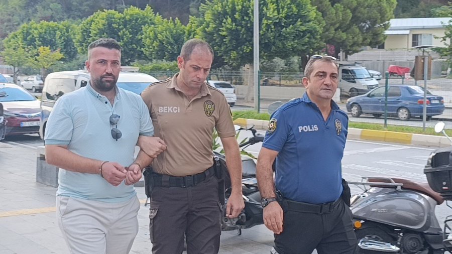 Cinayetten Aranan Şahıs Ölen Kişiye Ait Ehliyetle Otel Servis Şoförlüğü Yaparken Yakalandı