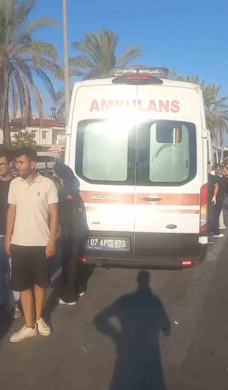 Antalya’da Tur Minibüsü, Kamyonet Ve Otomobil Çarpıştı: 15’i Turist 17 Yaralı