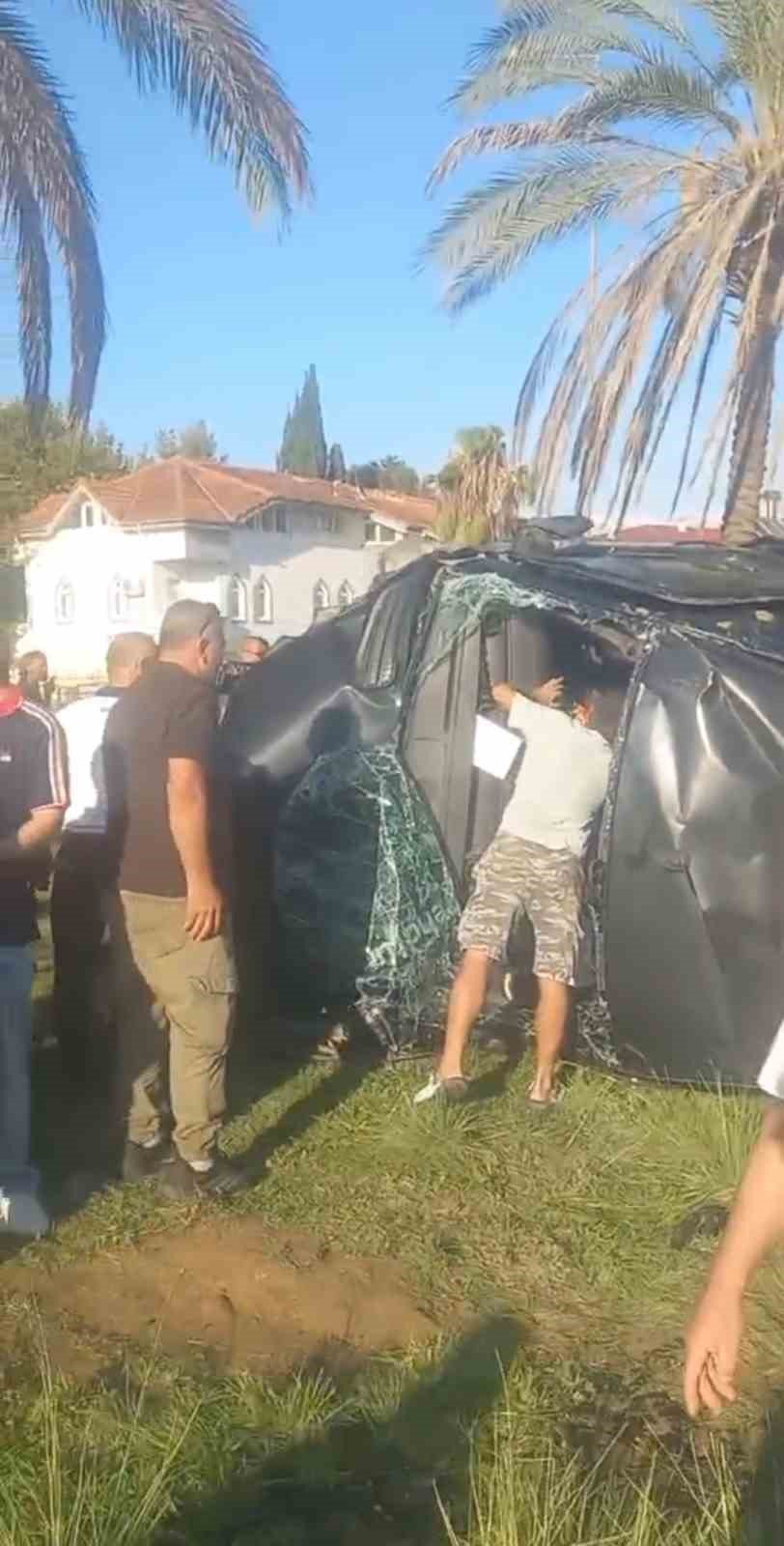 Antalya’da Tur Minibüsü, Kamyonet Ve Otomobil Çarpıştı: 15’i Turist 17 Yaralı