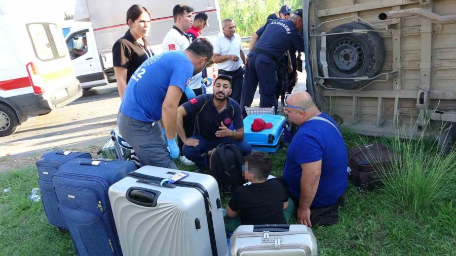 Antalya’da Tur Minibüsü, Kamyonet Ve Otomobille Çarpıştı: 15 Yaralı