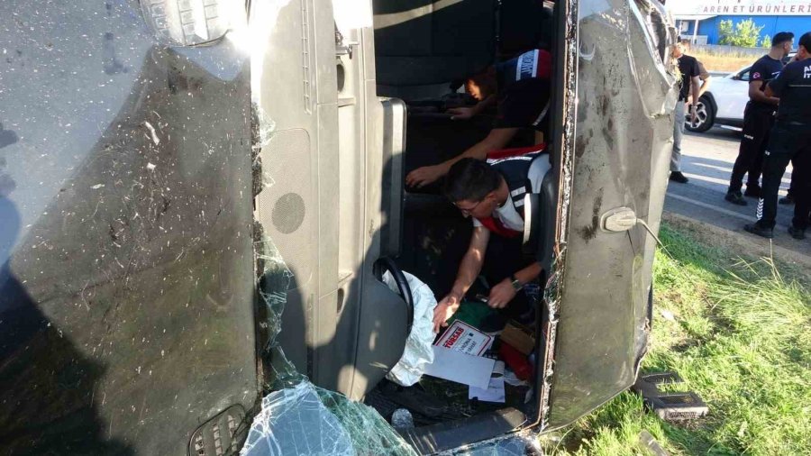 Antalya’da Tur Minibüsü, Kamyonet Ve Otomobille Çarpıştı: 15 Yaralı
