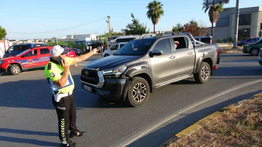 Antalya’da Tur Minibüsü, Kamyonet Ve Otomobille Çarpıştı: 15 Yaralı