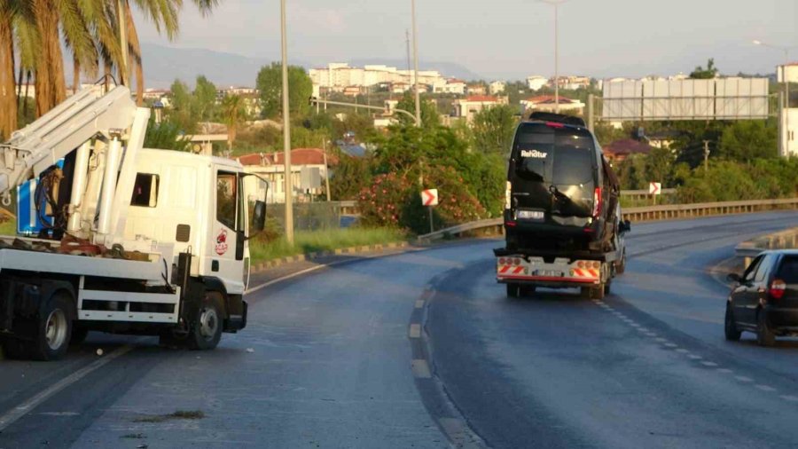 Antalya’da Tur Minibüsü, Kamyonet Ve Otomobille Çarpıştı: 15 Yaralı