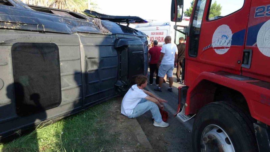 Antalya’da Tur Minibüsü, Kamyonet Ve Otomobille Çarpıştı: 15 Yaralı
