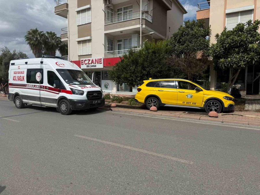 Serik’te Taksi İle Hafif Ticari Araç Çarpıştı, Mahalleli Kavşağa Önlem Alınmasını İstedi