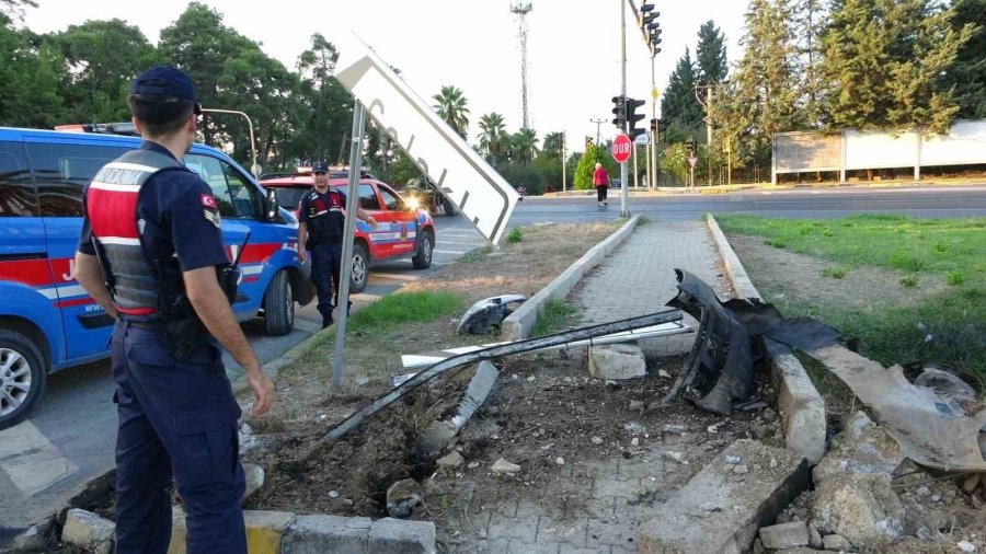 Antalya’da Tur Minibüsü, Kamyonet Ve Otomobille Çarpıştı: 15 Yaralı
