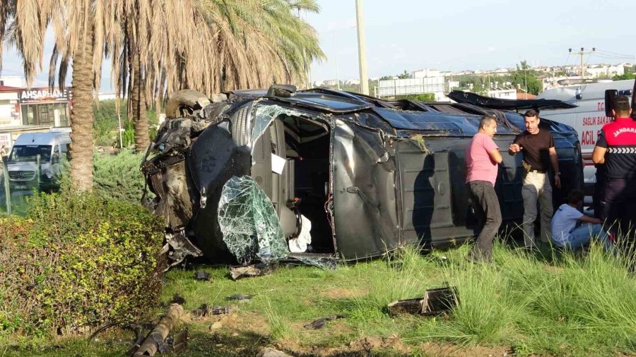 Antalya’da Tur Minibüsü, Kamyonet Ve Otomobille Çarpıştı: 15 Yaralı