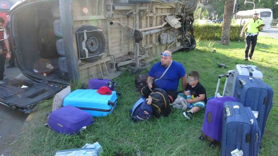Antalya’da Tur Minibüsü, Kamyonet Ve Otomobille Çarpıştı: 15 Yaralı