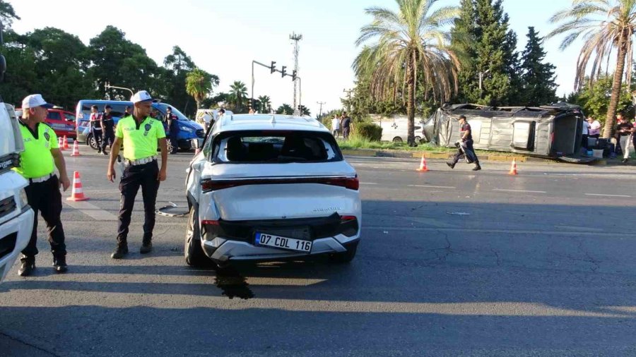 Antalya’da Tur Minibüsü, Kamyonet Ve Otomobille Çarpıştı: 15 Yaralı