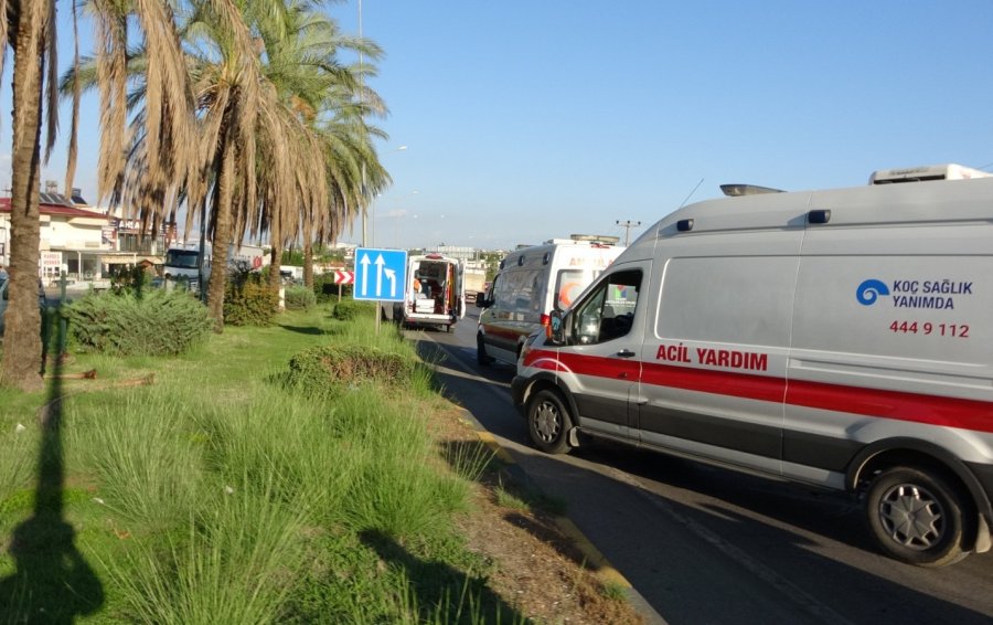 Antalya’da Tur Minibüsü, Kamyonet Ve Otomobille Çarpıştı: 15 Yaralı