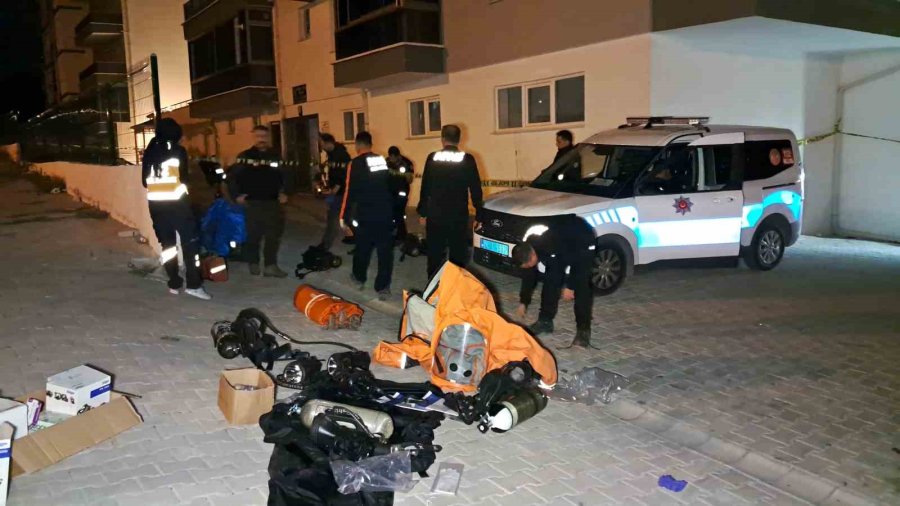 "siyanür Var, Girmeyin" Notu Bulunan Dairede Ölü Bulunan Çiftin Olayında Cinayet Ve İntihar Şüphesi