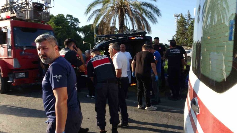 Antalya’da Tur Minibüsü, Kamyonet Ve Otomobille Çarpıştı: 15 Yaralı