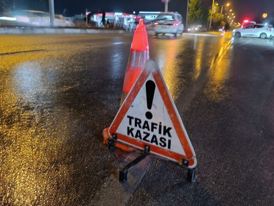 Yağışlı Havada Yoldan Çıkan Hafif Ticari Araç Devrildi: 2 Yaralı