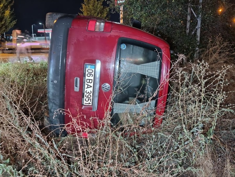 Yağışlı Havada Yoldan Çıkan Hafif Ticari Araç Devrildi: 2 Yaralı