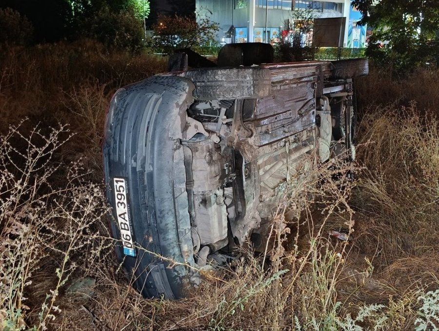 Yağışlı Havada Yoldan Çıkan Hafif Ticari Araç Devrildi: 2 Yaralı