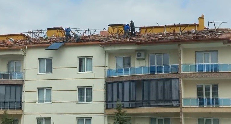 İş Güvenliğine Aldırmadan Çatıda Canlarını Hiçe Sayarak Çalıştılar