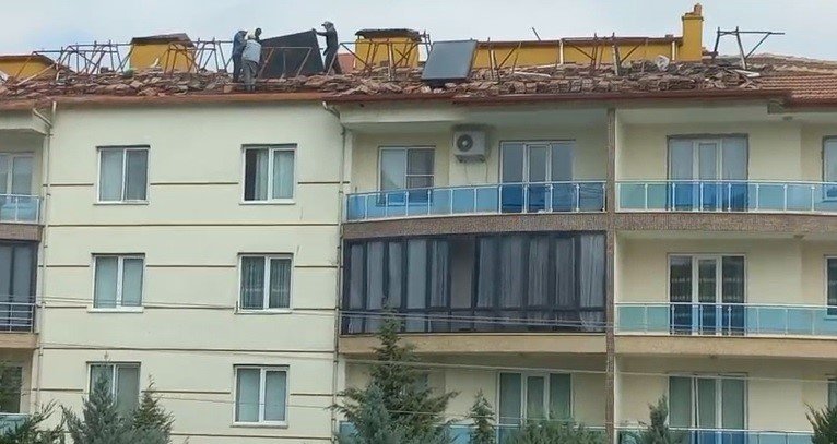 İş Güvenliğine Aldırmadan Çatıda Canlarını Hiçe Sayarak Çalıştılar