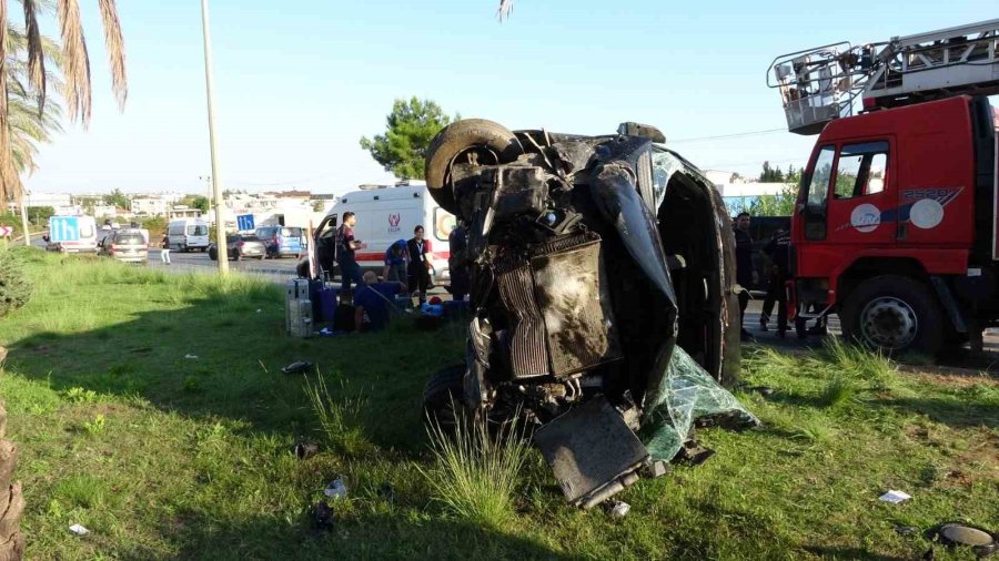 Antalya’da Tur Minibüsü, Kamyonet Ve Otomobille Çarpıştı: 15 Yaralı