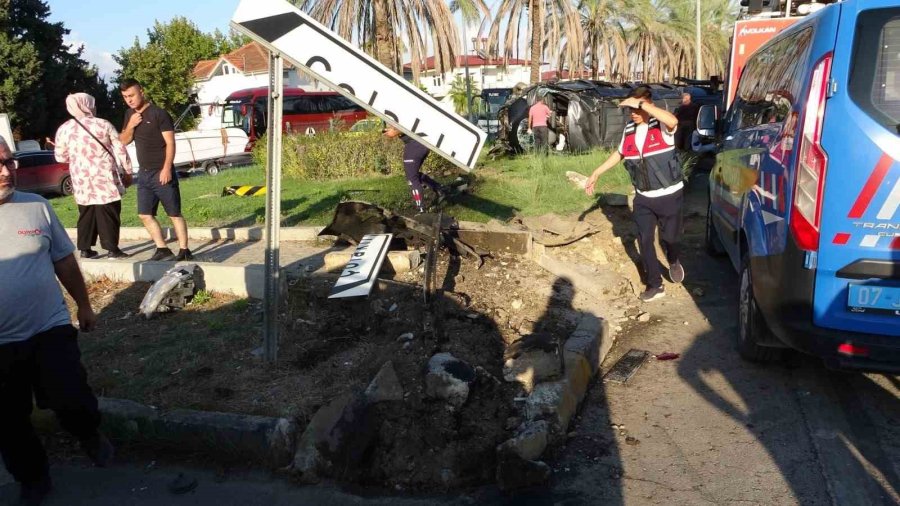 Antalya’da Tur Minibüsü, Kamyonet Ve Otomobille Çarpıştı: 15 Yaralı