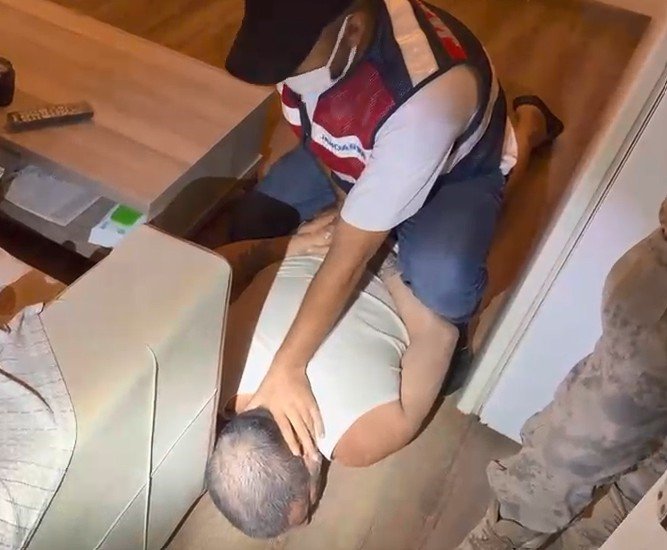 Kırmızı Bültenle Aranıyordu: Cinayet Ve Uyuşturucudan 79 Yıl Ceza Alan Firari Yakalandı