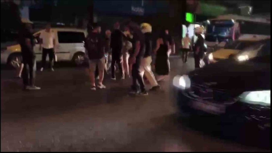 Cadde Ortasında Genç Motosikletliyi Döverek Hastanelik Ettiler