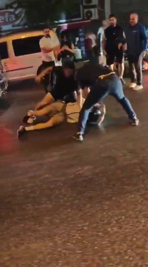 Cadde Ortasında Genç Motosikletliyi Döverek Hastanelik Ettiler