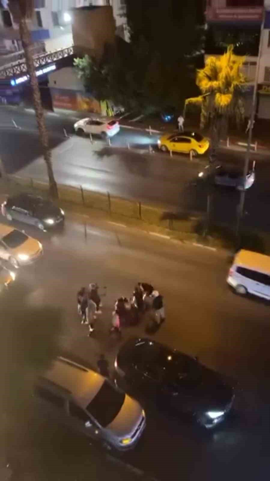 Cadde Ortasında Genç Motosikletliyi Döverek Hastanelik Ettiler