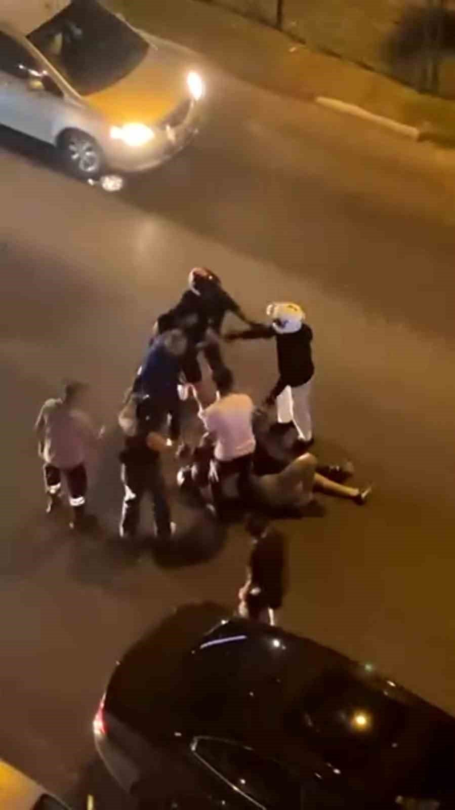 Cadde Ortasında Genç Motosikletliyi Döverek Hastanelik Ettiler