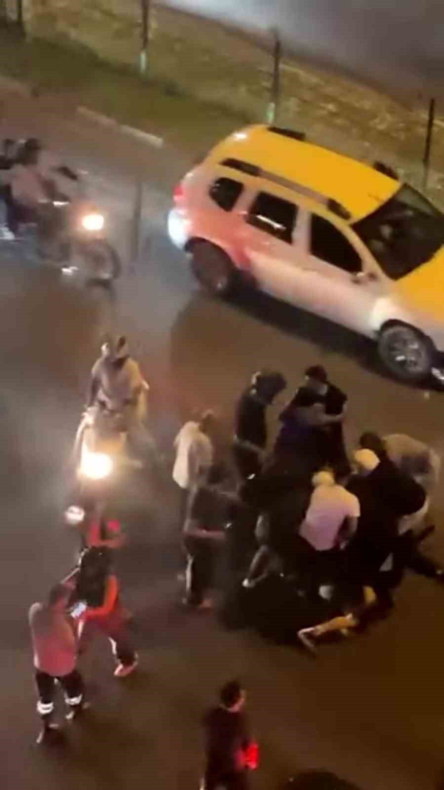 Cadde Ortasında Genç Motosikletliyi Döverek Hastanelik Ettiler