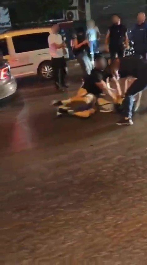 Cadde Ortasında Genç Motosikletliyi Döverek Hastanelik Ettiler