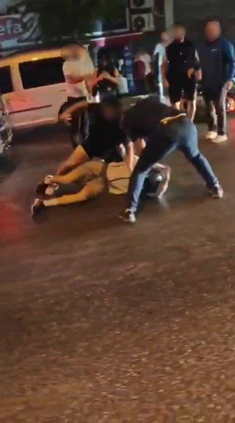 Cadde Ortasında Genç Motosikletliyi Döverek Hastanelik Ettiler