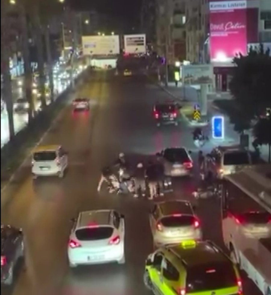 Cadde Ortasında Genç Motosikletliyi Döverek Hastanelik Ettiler