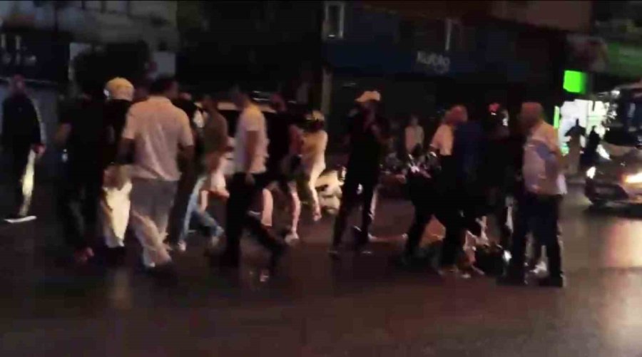 Cadde Ortasında Genç Motosikletliyi Döverek Hastanelik Ettiler