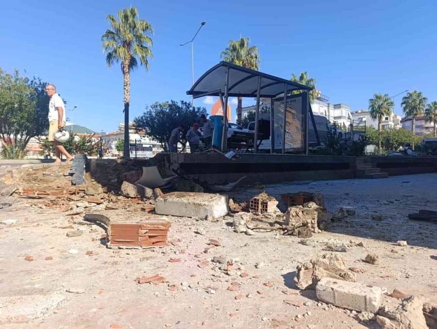 Antalya’da Otomobil Önce Yayaya Çarptı Ardından Otobüs Durağına Daldı: 3 Yaralı