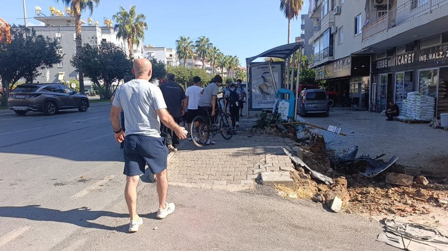 Antalya’da Otomobil Önce Yayaya Çarptı Ardından Otobüs Durağına Daldı: 3 Yaralı